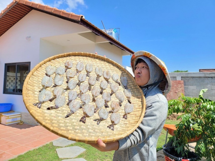 Trường Giang làm tôm, cá khô cho gia đình hay gửi tặng đồng nghiệp, bạn bè.