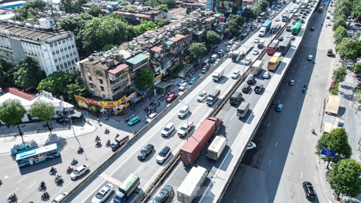 Ô tô nối đuôi nhau từ khu vực Nguyễn Trãi hướng ra Linh Đàm.