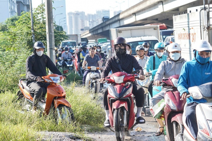 Xe máy chen chúc nhau để di chuyển.