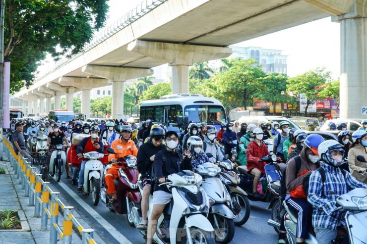 "Tôi vừa tan làm lúc nãy nên mang vali về quê luôn, biết là tắc đường nhưng đành chịu. Về được ngày nào hay ngày đó, nghỉ được có mấy ngày nên tranh thủ", anh Viết Huy (quê Hưng Yên) cho biết.