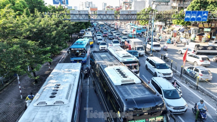 Đường Giải Phóng đông nghẹt phương tiện, ôtô và xe máy chen nhau để di chuyển.