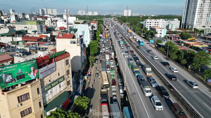 Tình trạng ùn ứ nhẹ xảy ra tại đường Đỗ Mười hướng về Bến xe Nước Ngầm.