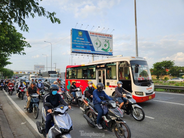 Phương tiện tấp nập trong giờ tan tầm.