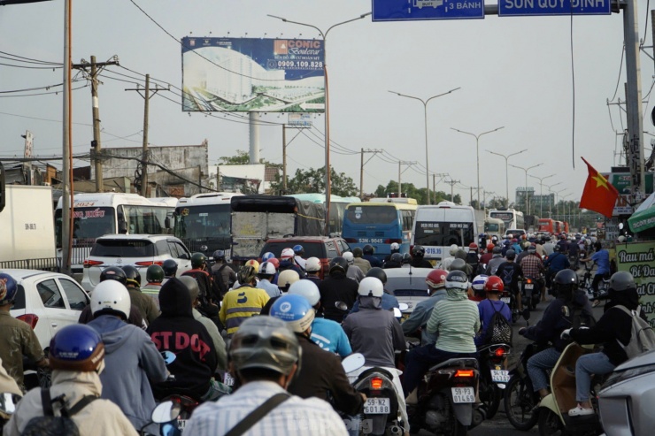 Đến cuối giờ chiều, giao thông khu vực cửa ngõ phía tây TPHCM đông đúc, đôi lúc ùn ứ ở các khu vực đèn tín hiệu giao thông.