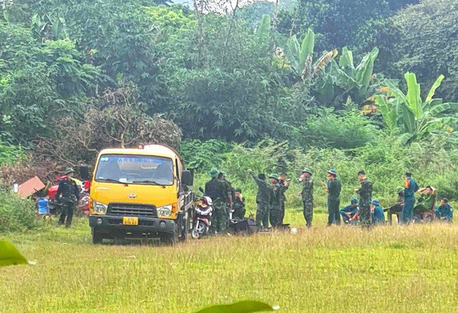 Lực lượng bộ đội công binh có mặt tại hiện trường để rà vật liệu nổ tại hiện trường.