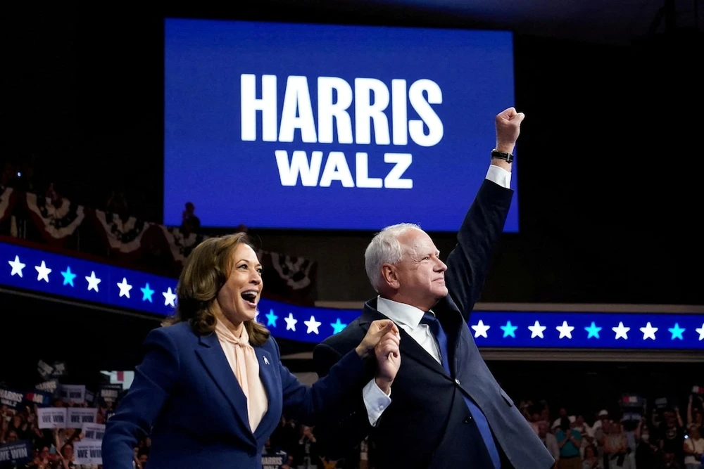 Phó Tổng thống Mỹ Kamala Harris và phó tướng - Thống đốc bang Minnesota Tim Walz. Ảnh: REUTERS