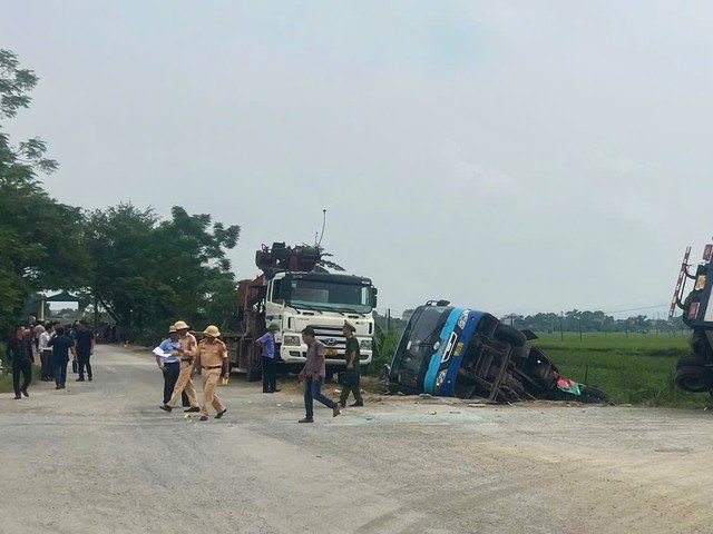 Thông tin chính thức vụ xe tải đâm xe buýt bay xuống mương nước - 1