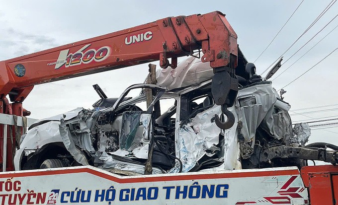 Ôtô biến dạng hoàn toàn sau tai nạn được di dời khỏi hiện trường. Ảnh: Việt Quốc