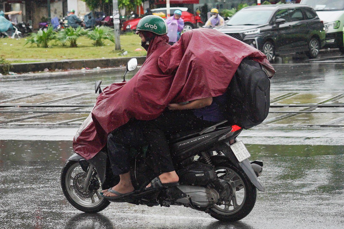 Giao thông Hà Nội ùn tắc từ sáng tới trưa trong ngày làm việc cuối trước nghỉ lễ 2/9 - 12