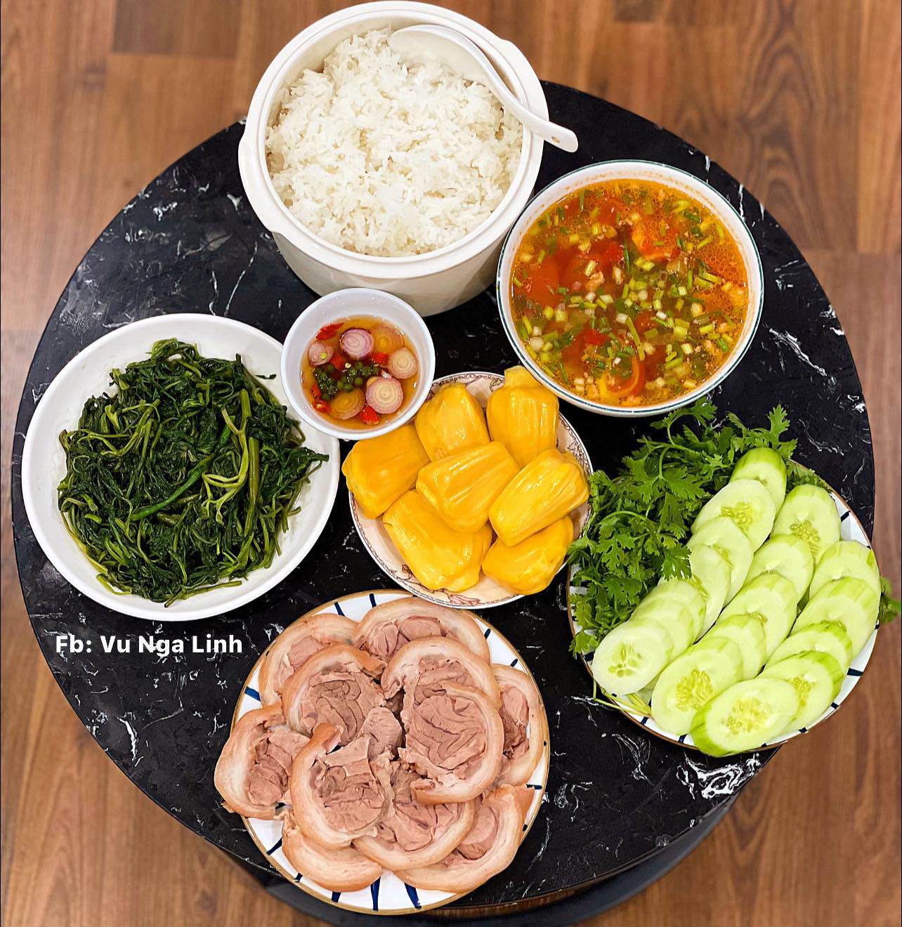 Thịt chân giò luộc - Canh chua thịt bằm - Rau muống xào tỏi