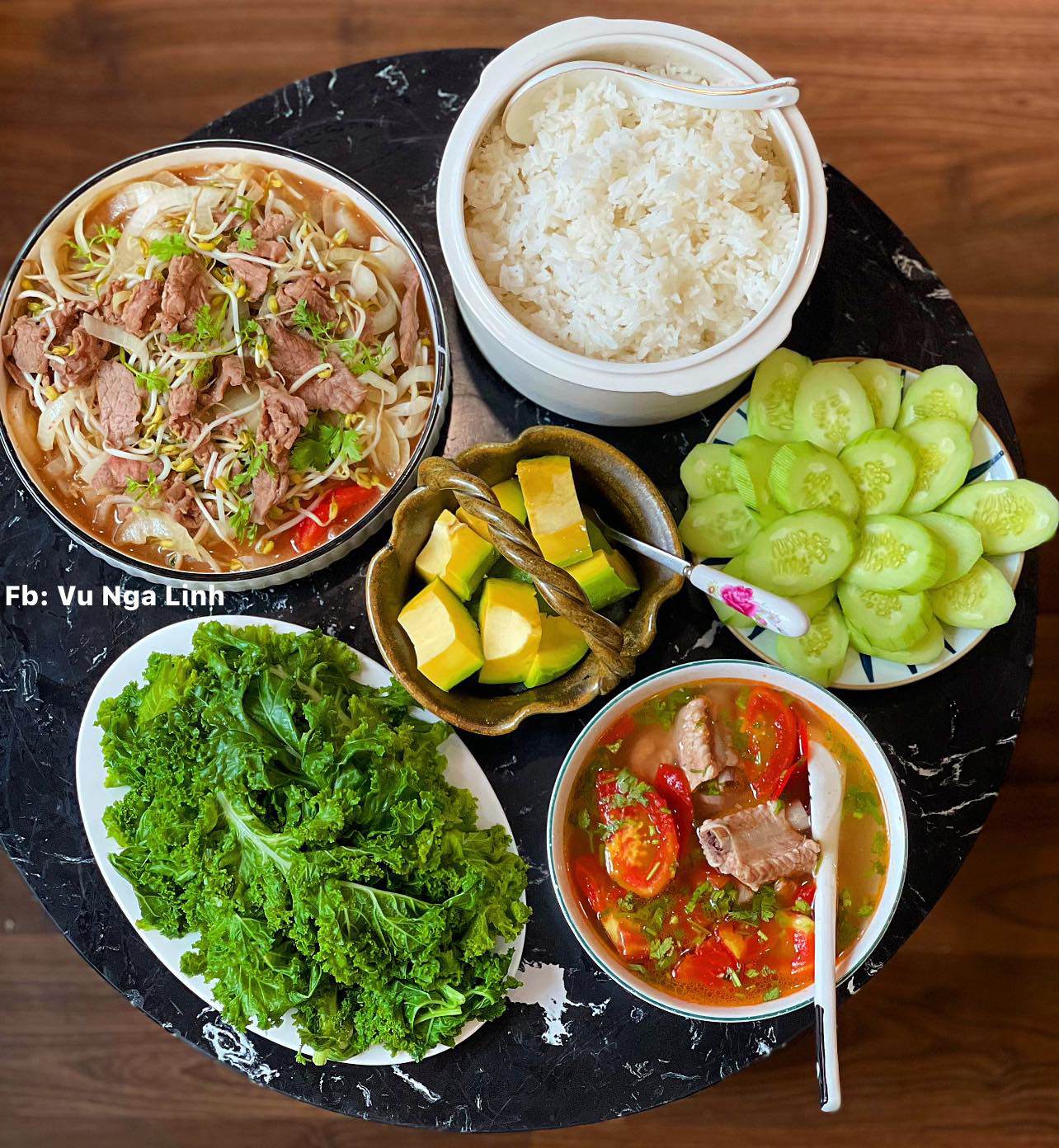 Thịt bò xào - Canh sườn nấu chua - Rau cải kale luộc