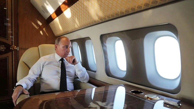 Ông Putin trên chuyên cơ riêng (ảnh: Reuters)