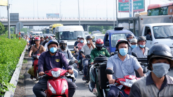 Ngày đầu kỳ nghỉ 2/9: Nhà ga, bến xe đông đúc, sân bay Tân Sơn Nhất thông thoáng bất ngờ - 1