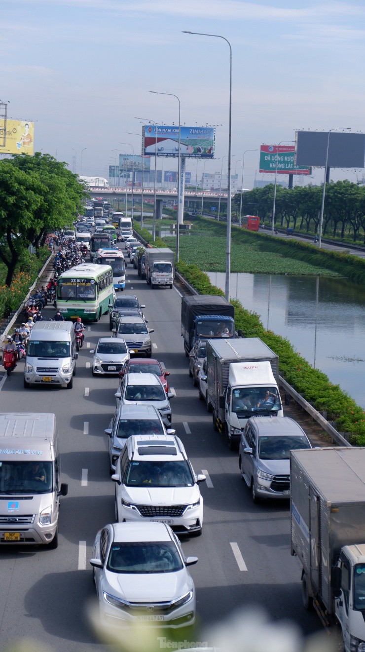 Ngày đầu kỳ nghỉ 2/9: Nhà ga, bến xe đông đúc, sân bay Tân Sơn Nhất thông thoáng bất ngờ - 5