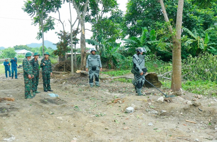 Lực lượng công binh đã sử dụng các thiết bị soi chiếu, camera nhiệt, camera dò tìm âm thanh, máy dò bom, mìn cầm tay và một số thiết bị chuyên dụng khác tiến hành dò tìm các vật liệu nổ.