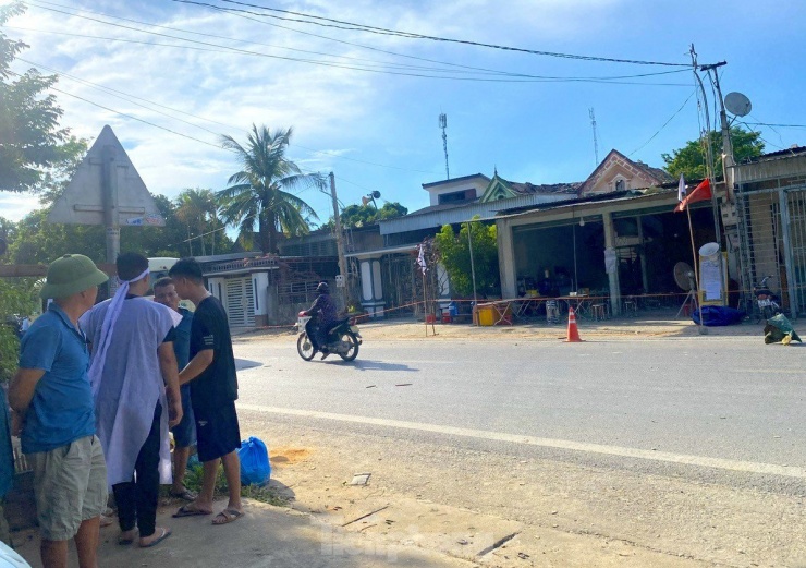 Được biết, hai nạn nhân bị thương trong vụ nổ thứ 2 đang được điều trị tại Bệnh viện Đa khoa khu vực Tây Bắc Nghệ An là anh Hoàng Mạnh Đ. (45 tuổi) và anh Trần Cao H. (37 tuổi - người lái máy múc). Cả 2 nạn nhân được đưa đến viện cấp cứu trong tình trạng đa vết thương, nhiều nhất là tại vùng mặt, đầu, cổ, ngực, tay chân.... Trong đó nạn nhân Trần Cao H. bị nặng nhất khi mắt bị mờ, bị thủng màng nhĩ và hiện tại vẫn chưa đi lại được.