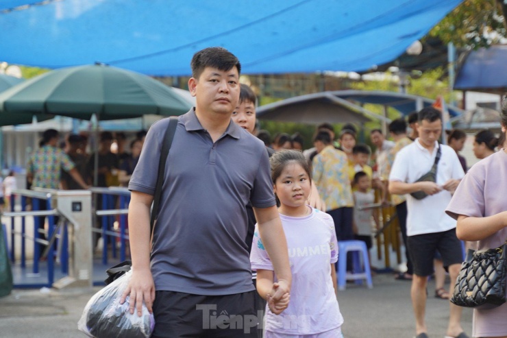 Hàng nghìn người đổ về công viên nước Hồ Tây vui chơi trong ngày đầu nghỉ lễ Quốc khánh 2/9 - 4