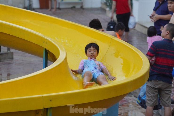 Hàng nghìn người đổ về công viên nước Hồ Tây vui chơi trong ngày đầu nghỉ lễ Quốc khánh 2/9 - 13