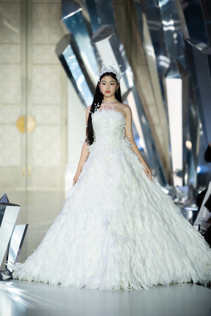 Lọ Lem thể hiện hình ảnh nàng Cinderella trong lần đầu catwalk.