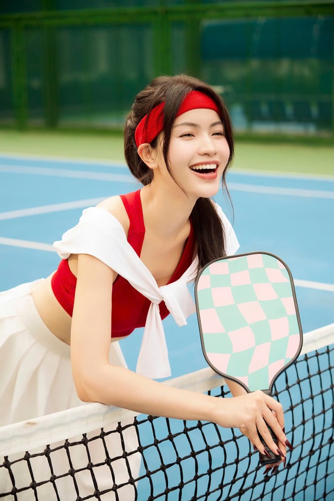 Người đẹp cho biết cô vừa tiếp cận pickleball đã bị cuốn hút, cô hiểu tại sao nhiều người mê môn thể thao này đến vậy. Ngọc Quỳnh thường đi tập khi có thời gian rảnh.