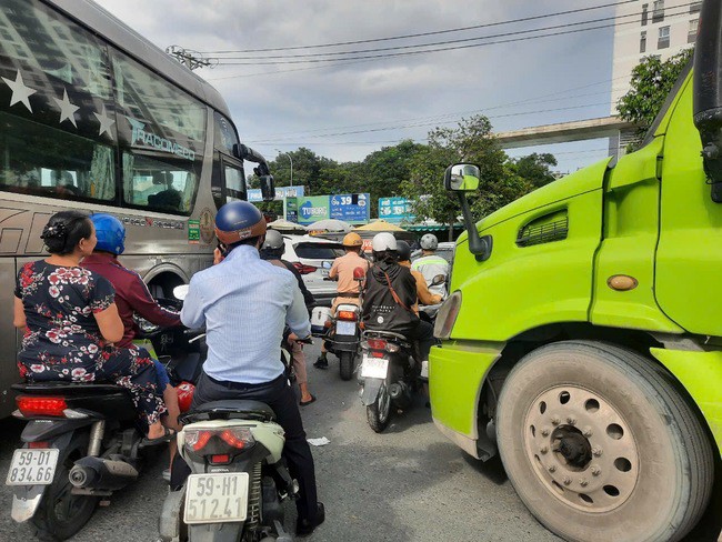 Người dân di chuyển vất vả.