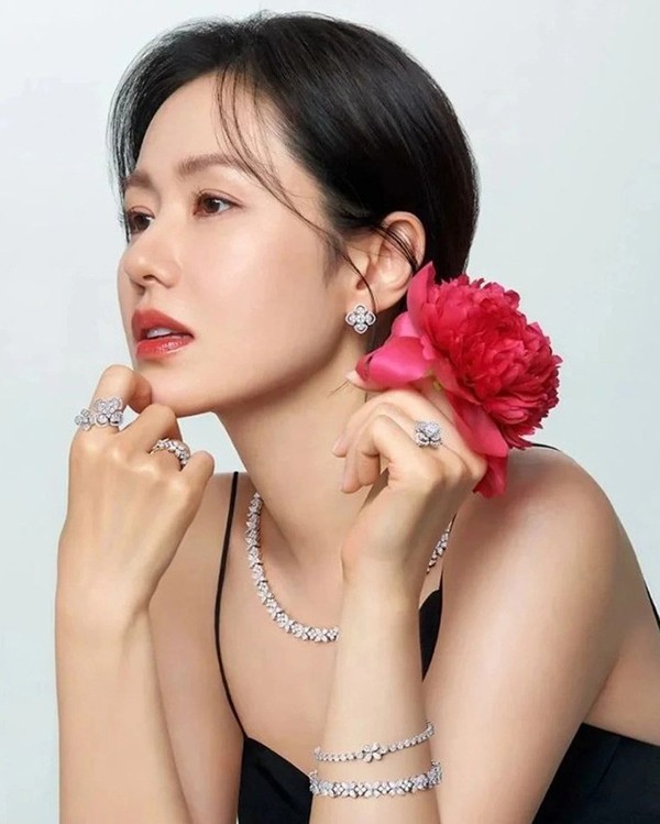 Son Ye Jin cũng cho biết cô thường không áp dụng nhiều bước hay thay đổi quá nhiều sản phẩm chăm sóc da mà lắng nghe cơ thể để chọn lựa sản phẩm phù hợp.