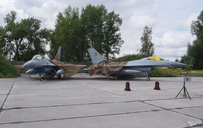 Hai chiếc F-16 trong lô đầu tiên Ukraine tiếp nhận từ phương Tây ngày 4/8. Ảnh: RBC Ukraine