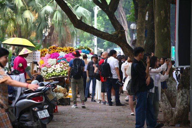 Với nhiều thợ ảnh thường xuyên chụp tại đây, bây giờ là dịp "hốt bạc" với thu nhập tiền triệu/ngày.