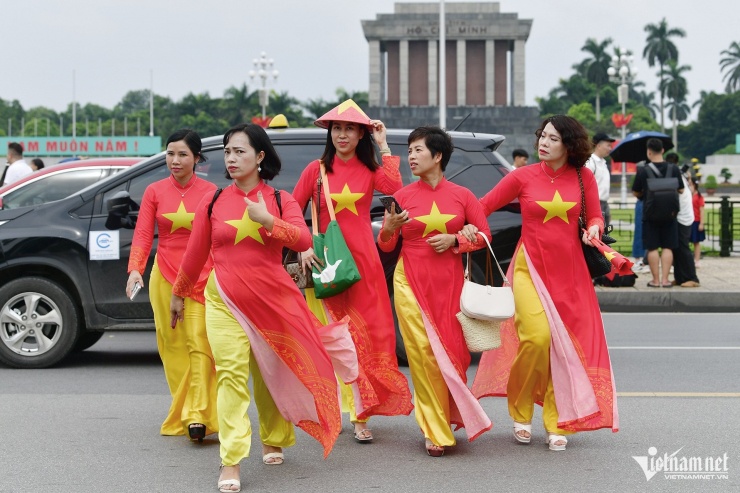 Người dân đổ về trung tâm Thủ đô đón Quốc khánh, đường phố kẹt cứng - 12