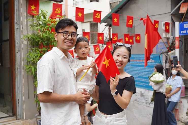 Anh Lê Trung Công (quận Hoàng Mai, Hà Nội) cùng vợ và con đến chụp hình tại ngõ cờ hoa Yên Phụ. 