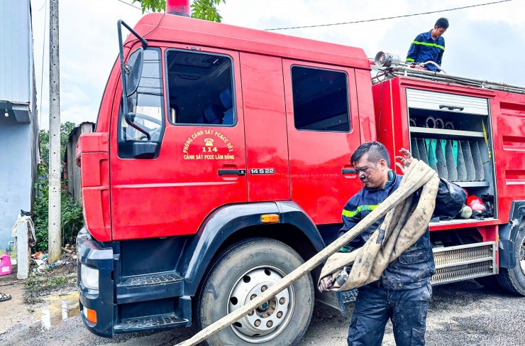 Các lực lượng chức năng đang tiếp tục nỗ lực dập tắt hoàn toàn đám cháy.