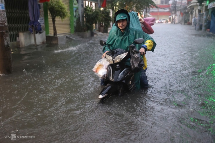 Tài xế công nghệ chở khách chạy đến khu vực này xe chết máy, phải dùng chân đẩy.