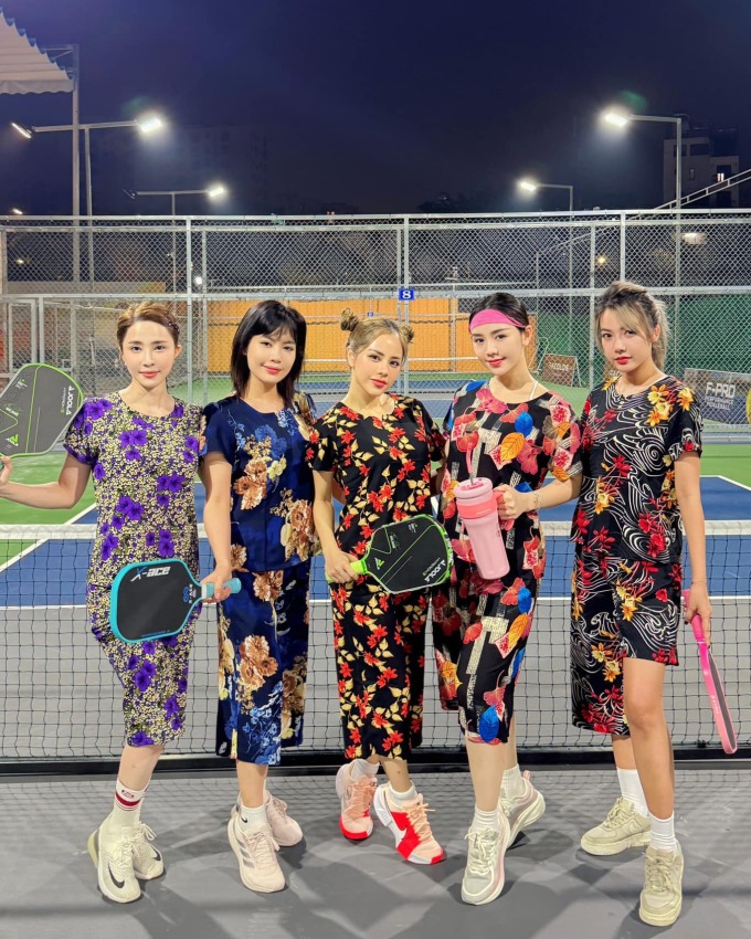 Diễn viên Quỳnh Nga (trái) rủ bạn bè mặc đồ ở nhà đi chơi pickleball. Ảnh: Nhân vật cung cấp