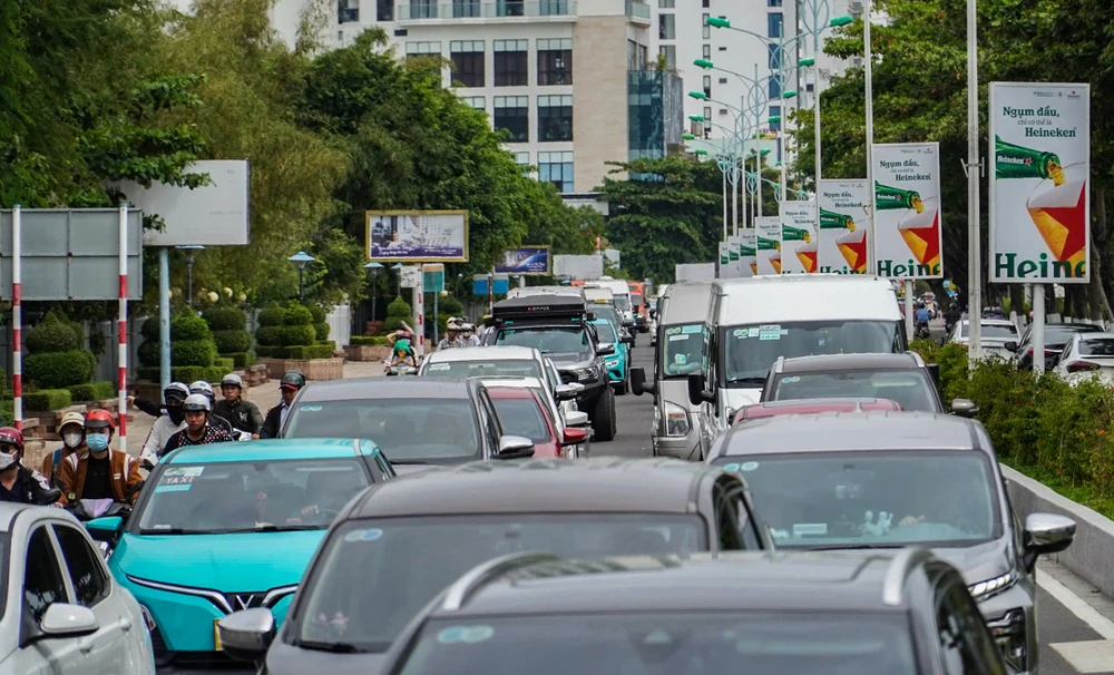 Hàng ngàn ô tô, xe máy nhích từng mét hướng từ trung tâm TP Nha Trang đến cảng Cầu Đá để du khách đi tham quan các đảo trên vịnh Nha Trang.