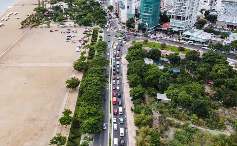 Từ 9 giờ ngày 1-9, du khách đổ về càng đông khiến giao thông phố biển kẹt cục bộ, nhất là đoạn đường Trần Phú và các điểm giao thông giáp sân bay Nha Trang cũ. Trong ảnh là ô tô nhích từng mét tại nút giao thông Trần Phú - Hoàng Diệu.