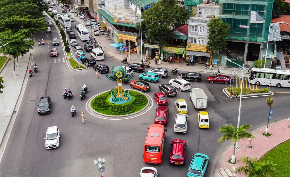 Sáng 1-9, hàng vạn du khách, người dân địa phương bắt đầu đổ về phố biển Nha Trang, tỉnh Khánh Hòa. Như thường lệ vào các dịp lễ, Tết, đường ven biển Trần Phú lại quá tải vì hàng ngàn ô tô nối đuôi nhau di chuyển về các điểm du lịch.