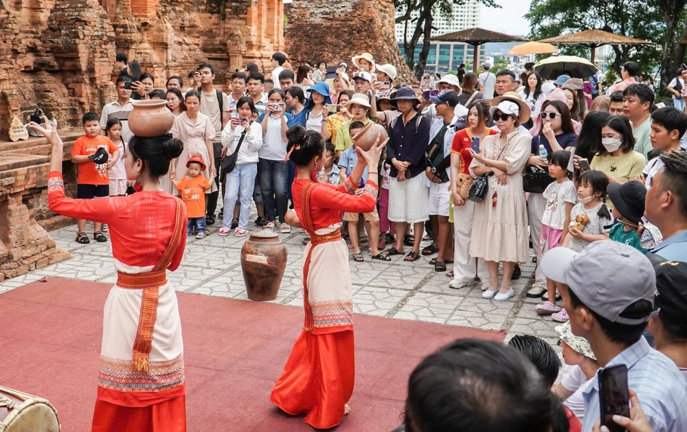 Tại Tháp Bà Ponagar diễn ra nhiều hoạt động nghệ thuật hấp dẫn, được du khách yêu thích.