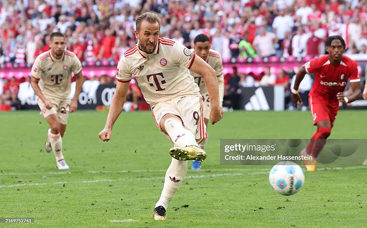 Kane ghi bàn cho Bayern từ chấm phạt đền