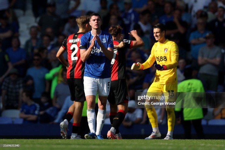 Kepa và các cầu thủ Bournemouth ăn mừng màn ngược dòng trước Everton