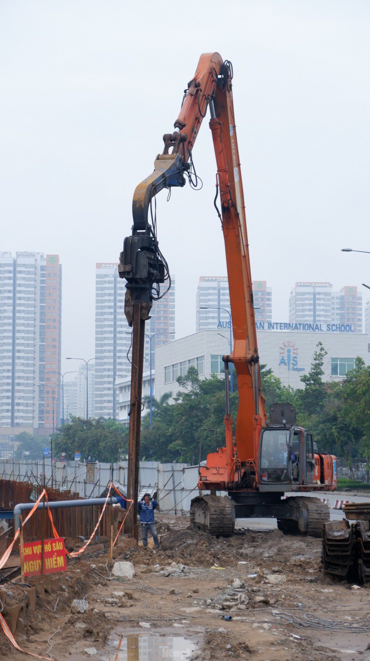 Tại khu vực thi công gói thầu XL06: xây dựng hầm chui HC1-02 đoạn phía bên đường Mai Chí Thọ nối vào cao tốc TPHCM – Long Thành – Dầu Giây, không khí làm việc hết sức tất bật.