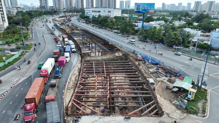 Ông Lương Minh Phúc - Giám đốc Ban Quản lý dự án đầu tư xây dựng các công trình giao thông TPHCM (Ban Giao thông, chủ đầu tư) cho biết, dự án nút giao An Phú được xác định là công trình trọng điểm, góp phần giảm ùn tắc giao thông tại khu vực phía đông TPHCM.