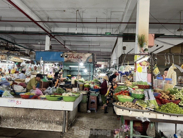 "Tôi nhập về nhiều loại thực phẩm tươi ngon của Đà Lạt, Hà Nội để phục vụ khách, nhưng mấy ngày nghỉ lễ đều rất ít khách đến chợ mua hàng. Nếu không bán được thì hàng phải đổ bỏ, khả năng lỗ vốn rất cao nên tôi rất lo lắng, cố gắng bán đến tận chiều tối nhưng tình hình cũng không khá hơn” – bà Minh (chợ Phú Lâm) lo lắng nói.