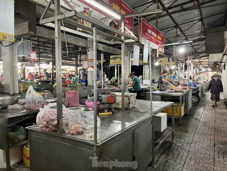 Tại chợ Phạm Văn Hai (quận Tân Bình), tiểu thương cũng ngóng khách. Nhiều sạp hàng rau, thịt… bỏ trống.