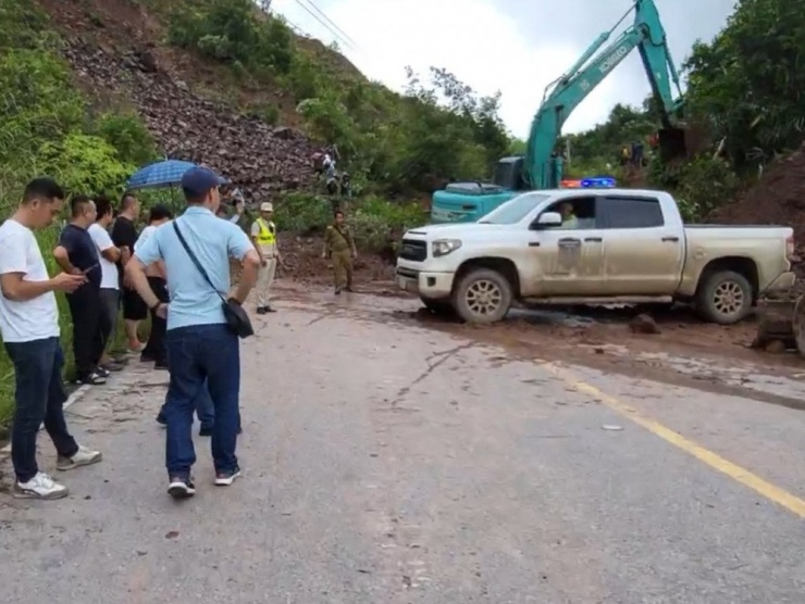 Trên đường di lý các nghi phạm về Thủ đô Viêng-Chăn, đoàn ban chuyên án gặp phải sự cố sạt lở, không thể di chuyển (Ảnh: Công an Hà Tĩnh).