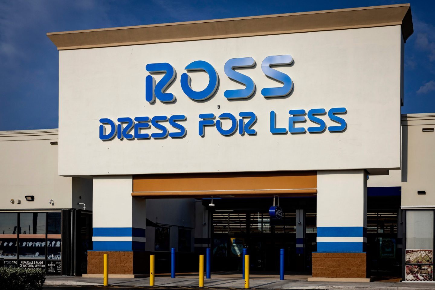 CEO của Ross Stores có thu nhập cao gấp 2.100 lần so với một nhân viên bình thường