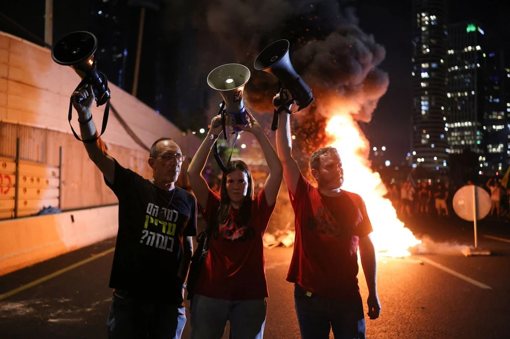 Những người biểu chặn đường cao tốc Ayalon ở TP Tel Aviv hôm 1- 9. Ảnh: AFP