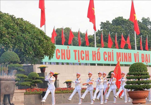 6 giờ kém 5 phút, đội tiêu binh hành tiến vào Quảng trường Ba Đình trên nền quân nhạc từ góc phía đường Hùng Vương giao với Lê Hồng Phong.