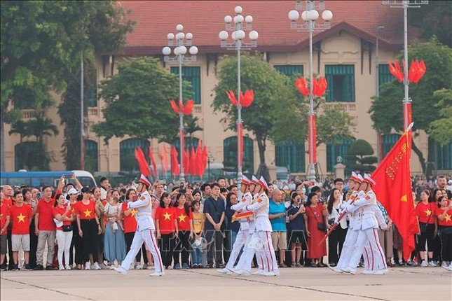 Hàng nghìn người dân có mặt tại Quảng Trường Ba Đình chứng kiến Lễ thượng cờ thiêng liêng trong ngày kỷ niệm 79 năm Quốc khánh.