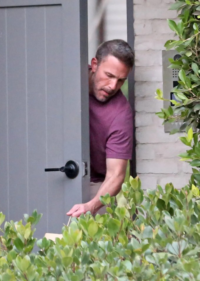 Ben Affleck fue a la puerta para recibir comida en su casa el 30 de agosto. Foto de : Backgrid