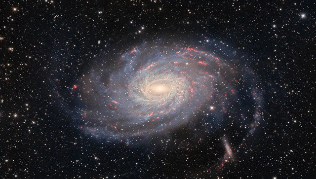 Thiên hà xoắn ốc NGC 6744 trông như 